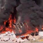 Normalistas atacaron el Palacio de Justicia en Iguala durante el 11 aniversario de la desaparición de los 43 estudiantes de Ayotzinapa, incendiando vehículos y lanzando cohetones.