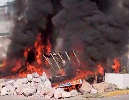 Normalistas atacaron el Palacio de Justicia en Iguala durante el 11 aniversario de la desaparición de los 43 estudiantes de Ayotzinapa, incendiando vehículos y lanzando cohetones.