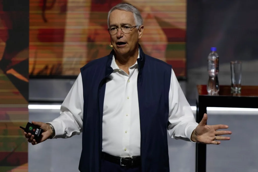Salinas Pliego pide mesa con Sheinbaum para negociar pago de impuestos El empresario busca un acuerdo tras revelarse deudas millonarias de Grupo Salinas con el SAT y acreedores extranjeros.