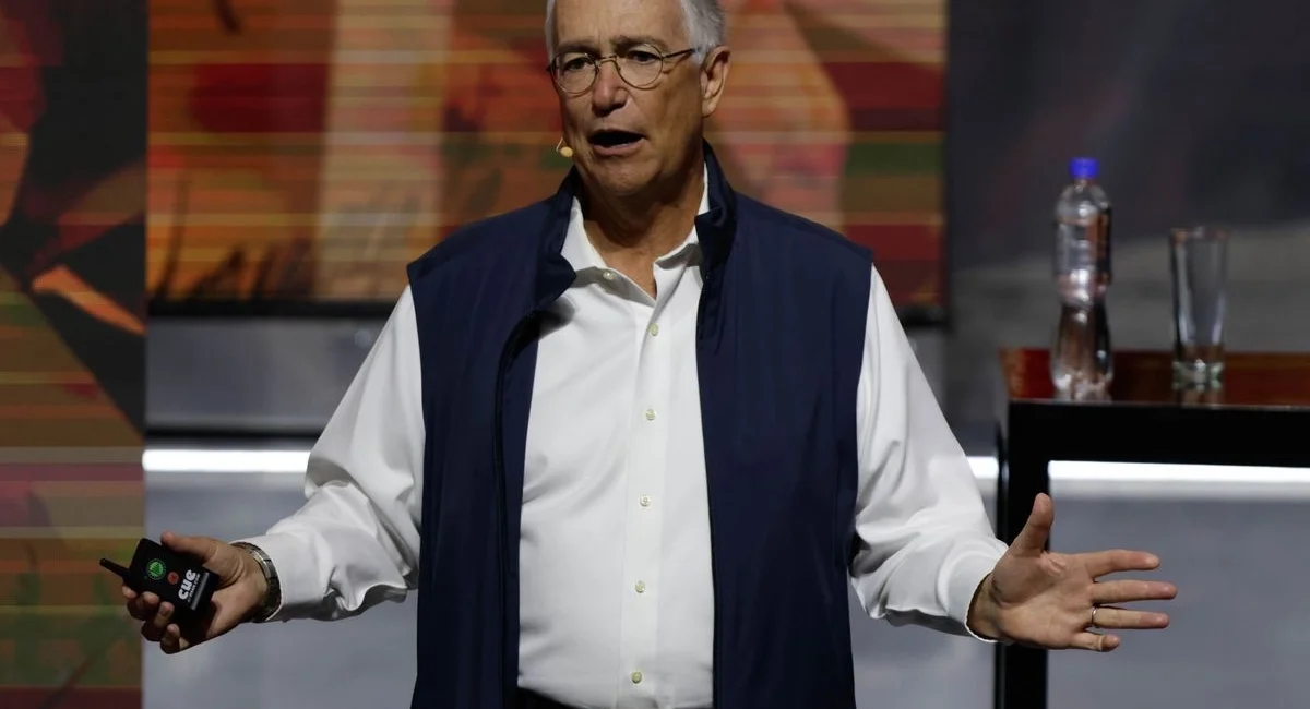 El empresario busca un acuerdo tras revelarse deudas millonarias de Grupo Salinas con el SAT y acreedores extranjeros.