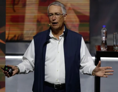 El empresario busca un acuerdo tras revelarse deudas millonarias de Grupo Salinas con el SAT y acreedores extranjeros.