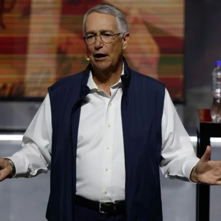 El empresario busca un acuerdo tras revelarse deudas millonarias de Grupo Salinas con el SAT y acreedores extranjeros.